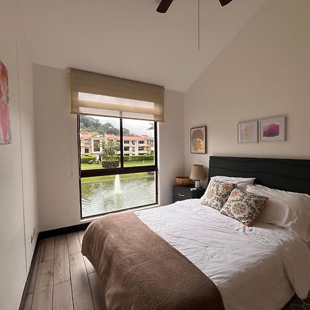 Cr Mariposa Rentals Lakeview Penthouse With Office Space, Pool, Gym, Tennis Santa Ana  Kültér fotó