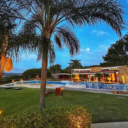 Cr Mariposa Rentals Lakeview Penthouse With Office Space, Pool, Gym, Tennis Santa Ana  Kültér fotó