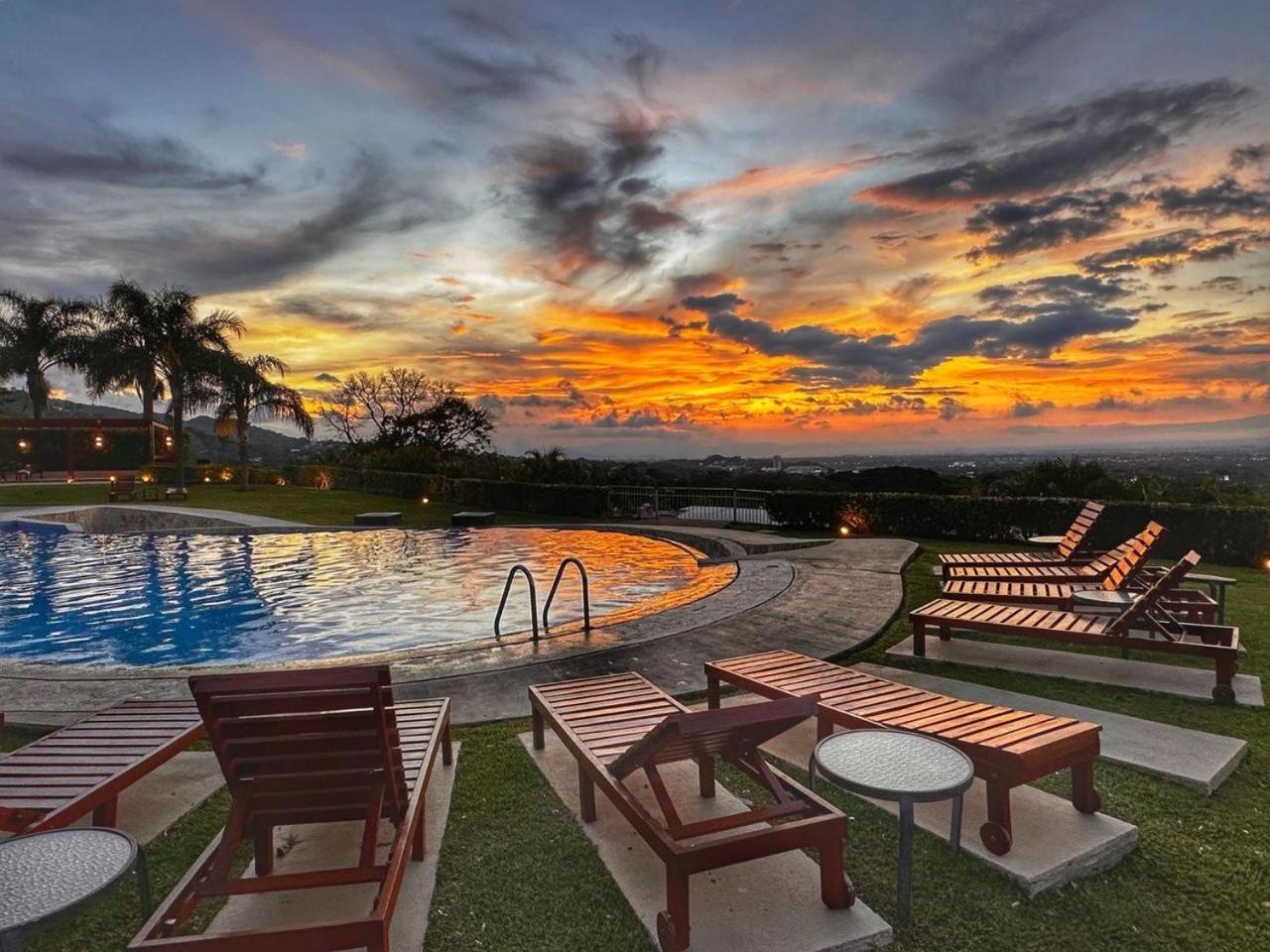 Cr Mariposa Rentals Lakeview Penthouse With Office Space, Pool, Gym, Tennis Santa Ana  Kültér fotó